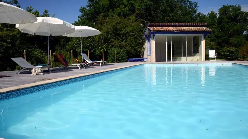 1-Gite-le-chai-B-B-La-sauvageonne-saint-palais-Chaise-Para-et-spa-de-loin-800-600