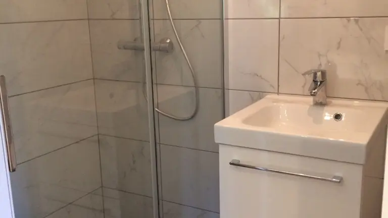 17.  Salle de douche du Petit Loft