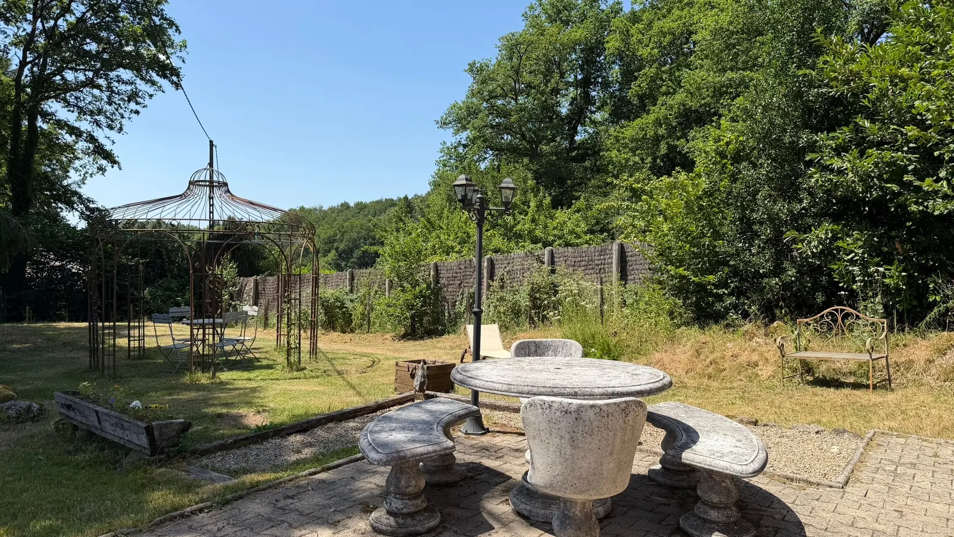 Jardin clos avec barbecue
