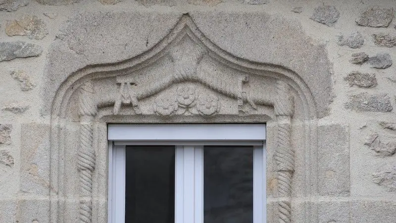 Fenêtre provenant du château de Monisme_2