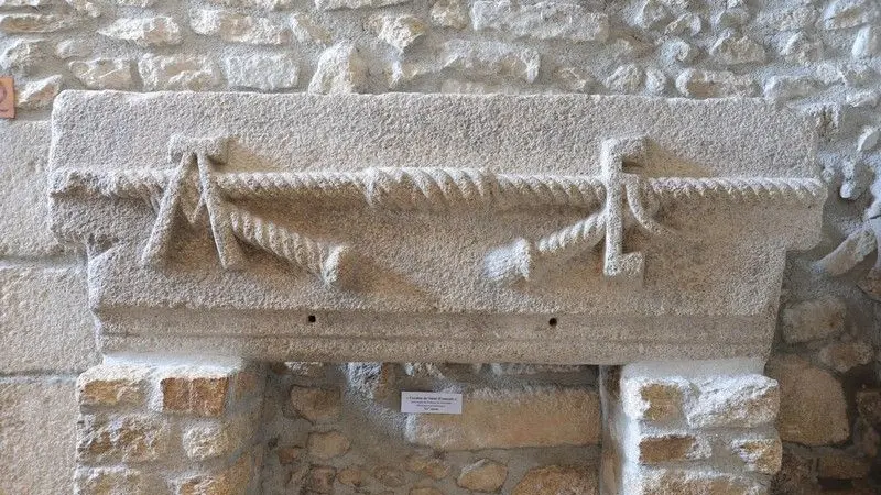 Fenêtre provenant du château de Monisme_4