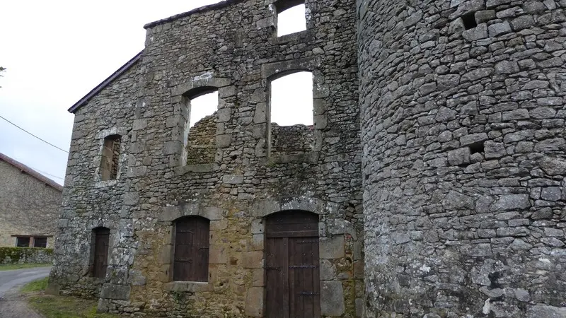 Château de Montauran Nantiat © OT Monts du Limousin Bureau d'Information Touristique Bessines_2