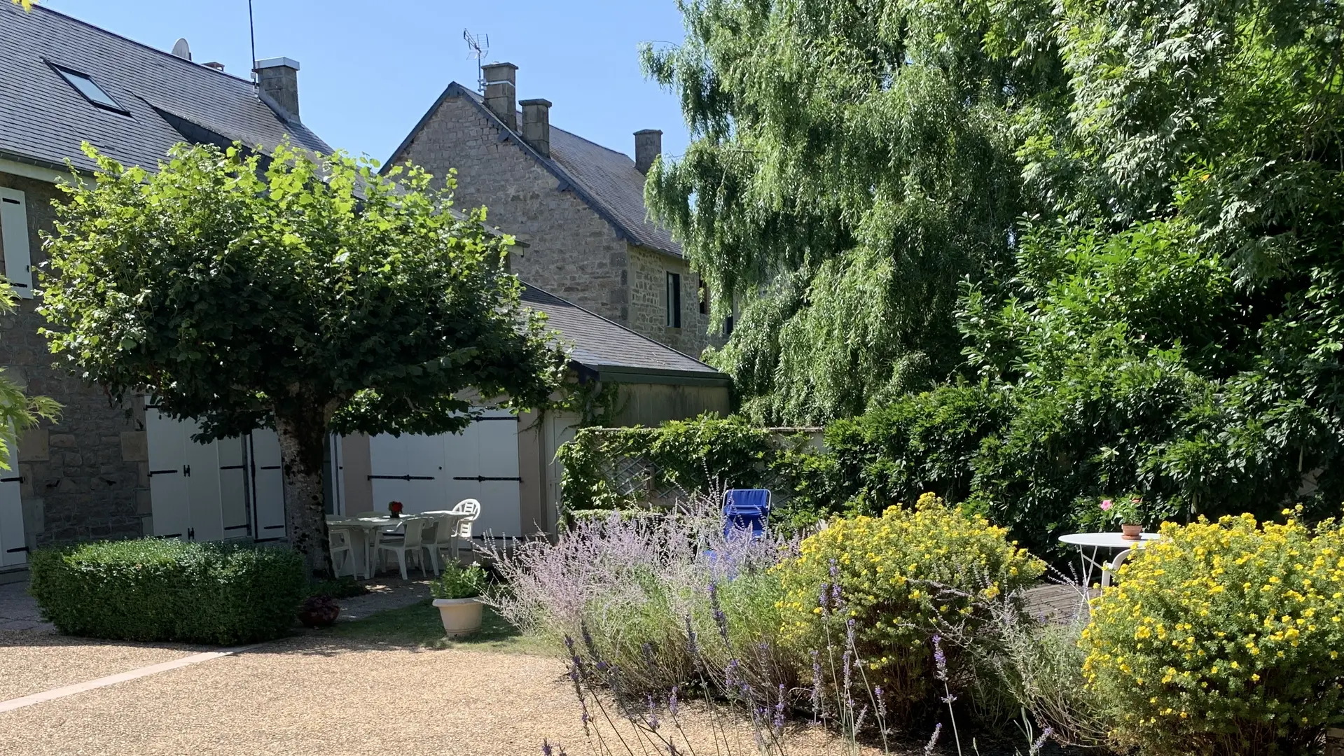 19. La cour fleurie