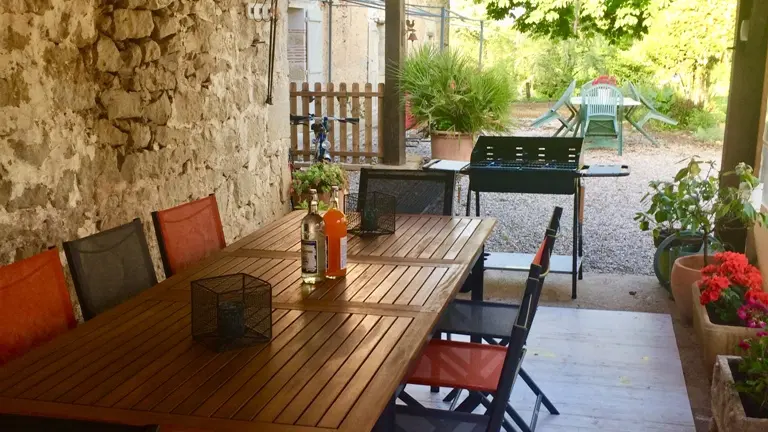 19. Le auvent sous abris pour vos repas en soiree