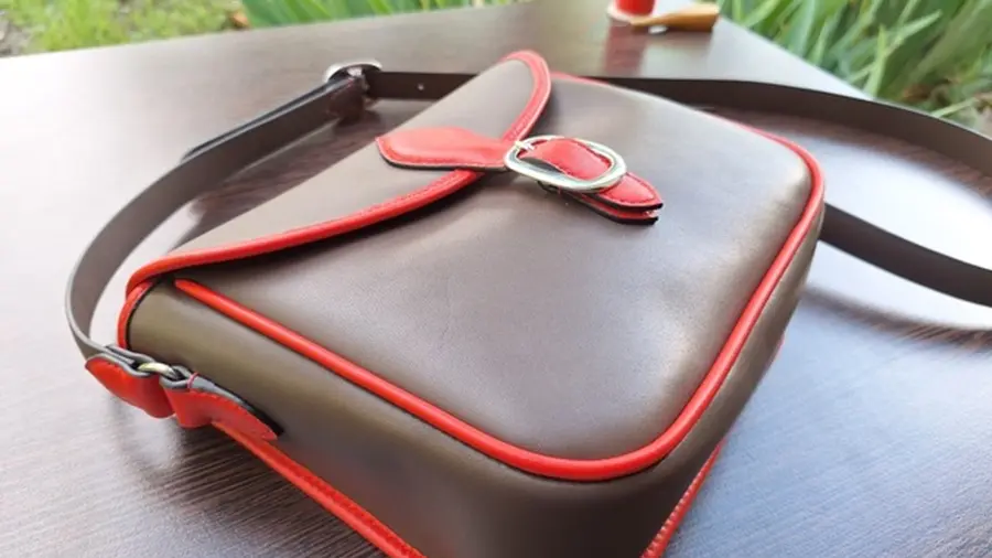 Sac besace en cuir cousu à la main avec doublure en tissu recyclé
