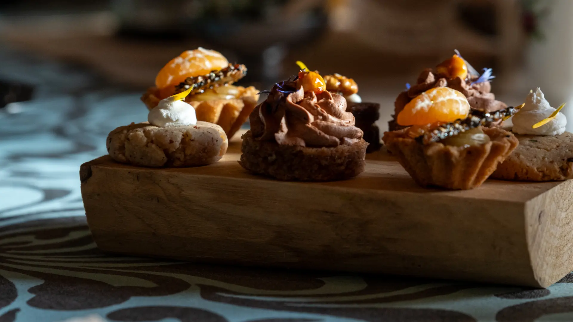 Buffet de mignardises pour une entreprise privée.