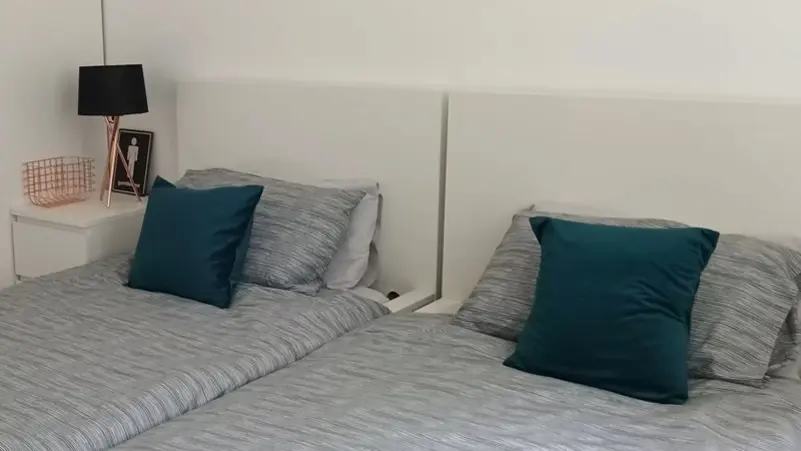 chambre avec 2 lits simples
