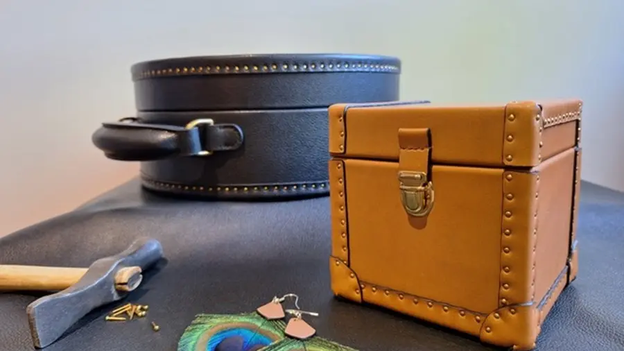 Malle et boite à bijoux avec boucles d'oreilles alliant cuir et plumes de paon
