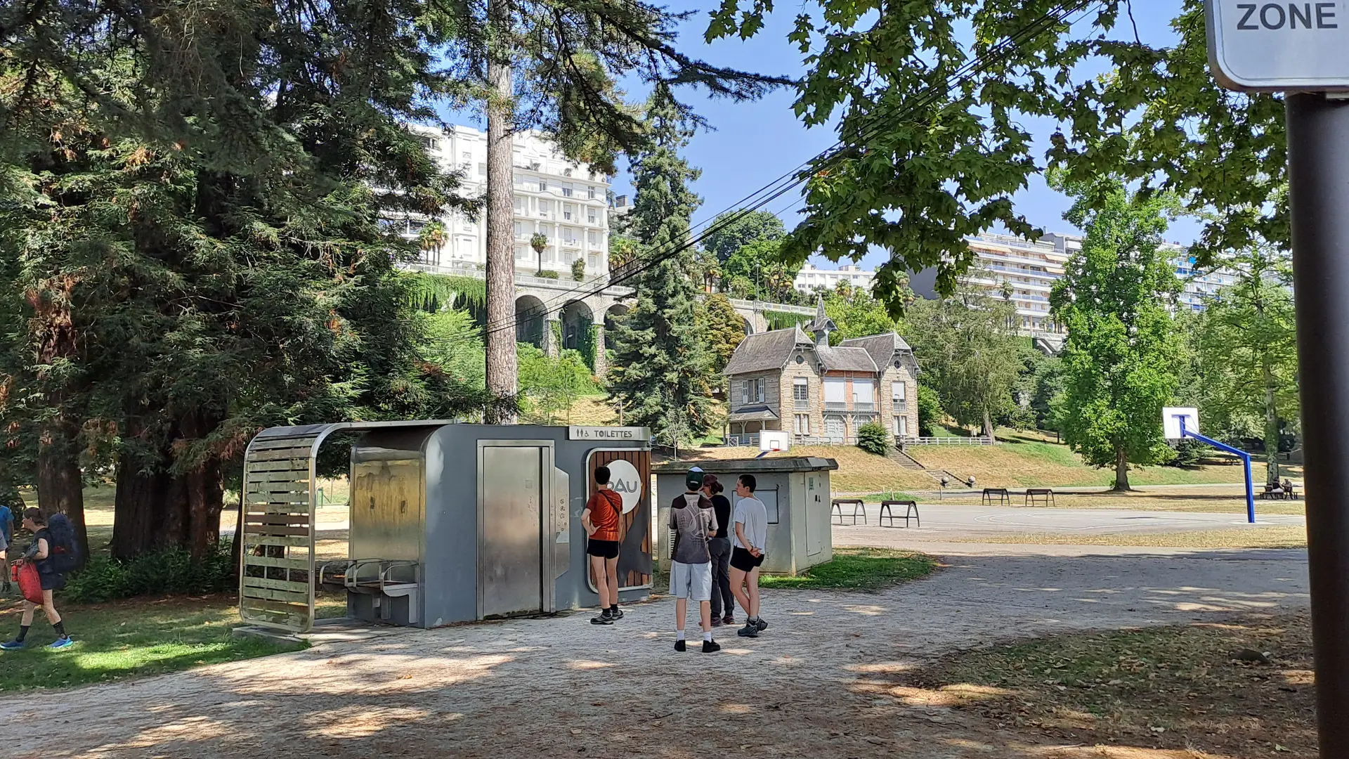 Toilettes stade Tissié Pau