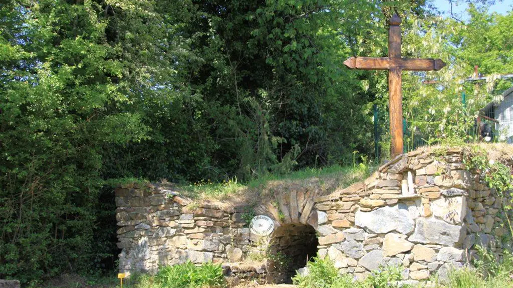Fontaine de Pierre Brune à Saint Germain Les Belles_1