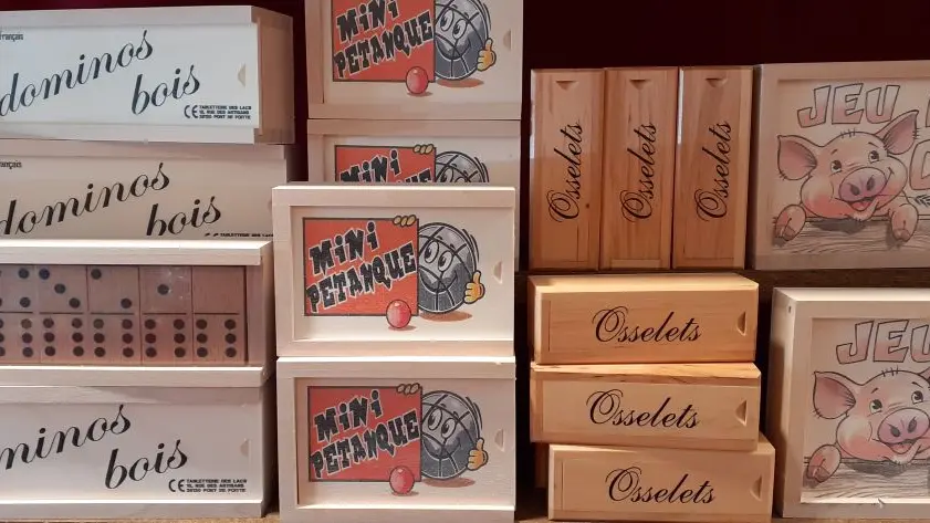 Bille de bois - boutique vitrine jouets en bois ancien