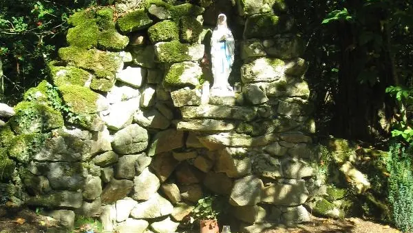 Reproduction de la grotte de Lourdes