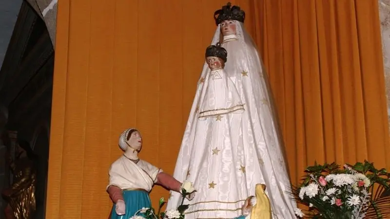 Vitrail représentant Notre Dame de Toute Bonté