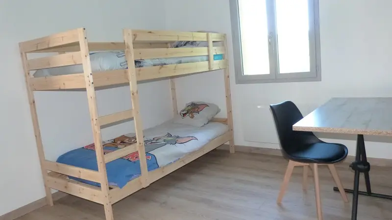 Chambre 2 lits 90cm_Meublé de tourisme Domaine des hameaux du lac A-droite