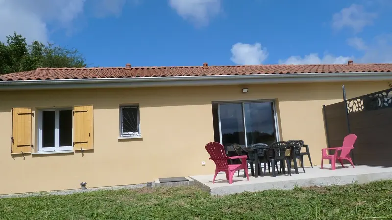 Terrasse espace extérieur_Meublé de tourisme Domaine des hameaux du lac A-droite