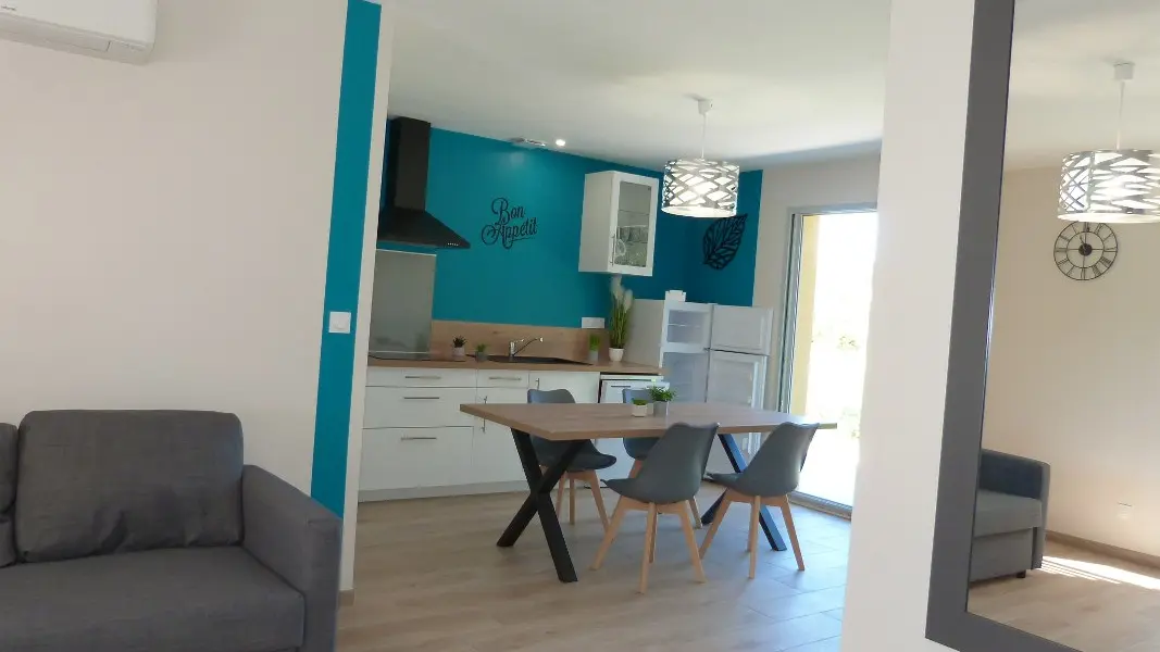 Meublé de tourisme Domaine des hameaux du lac A-droite_Séjour-Cuisine