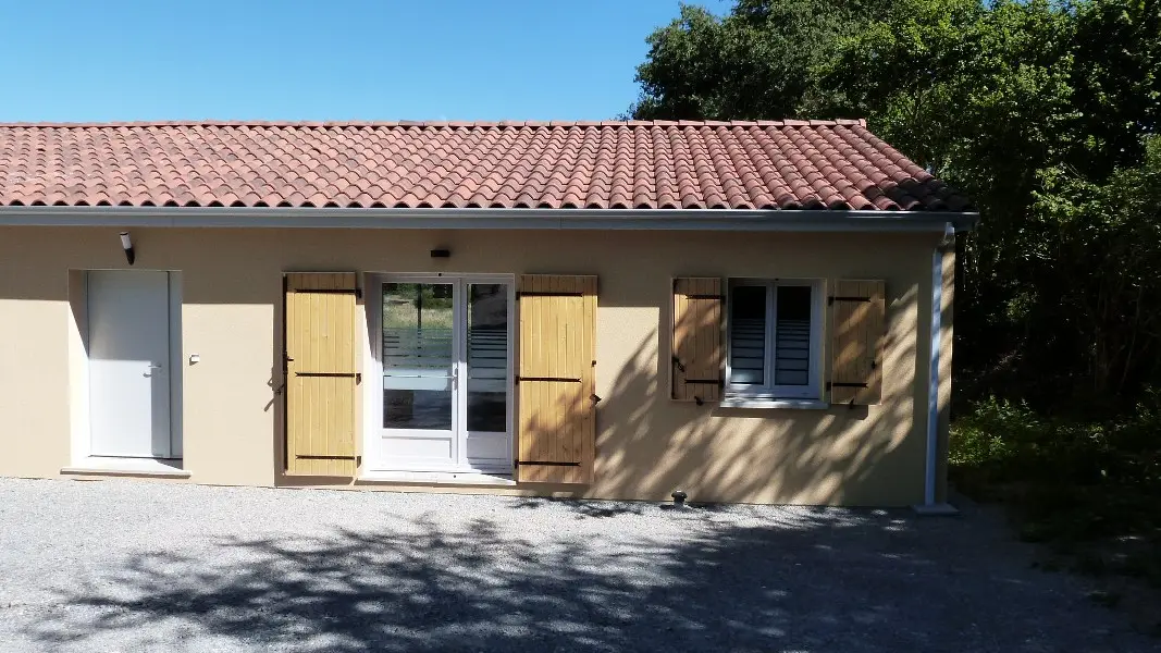 Meublé de tourisme Domaine des hameaux du lac A-droite_Entrée- Parking