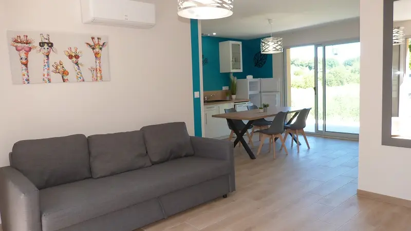 Meublé de tourisme Domaine des hameaux du lac A-droite_Séjour-Cuisine