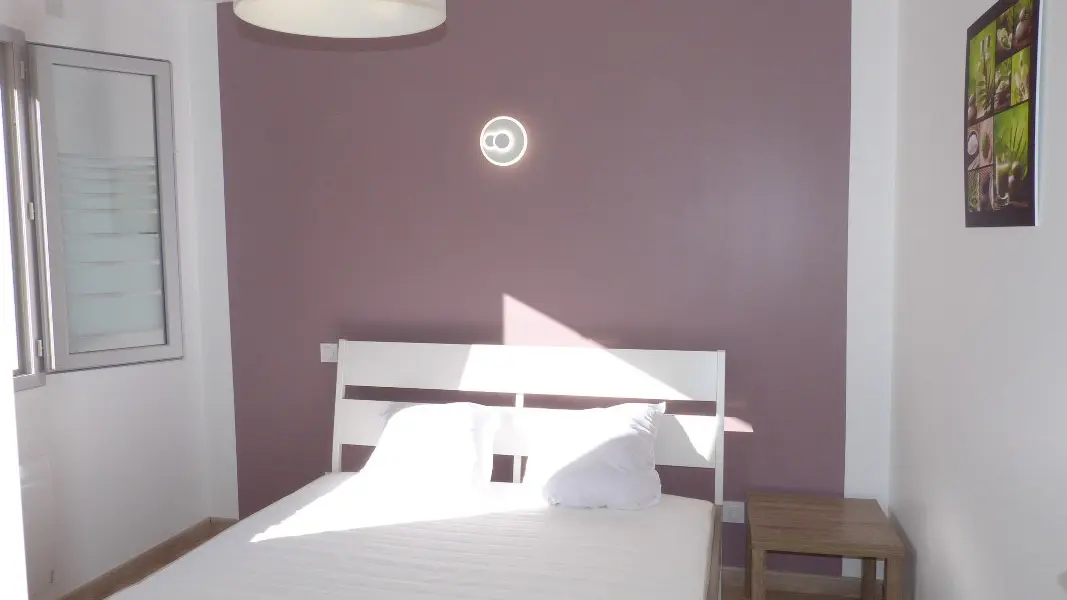 Chambre lit 160cm_Meublé de tourisme Domaine des hameaux du lac A-gauche