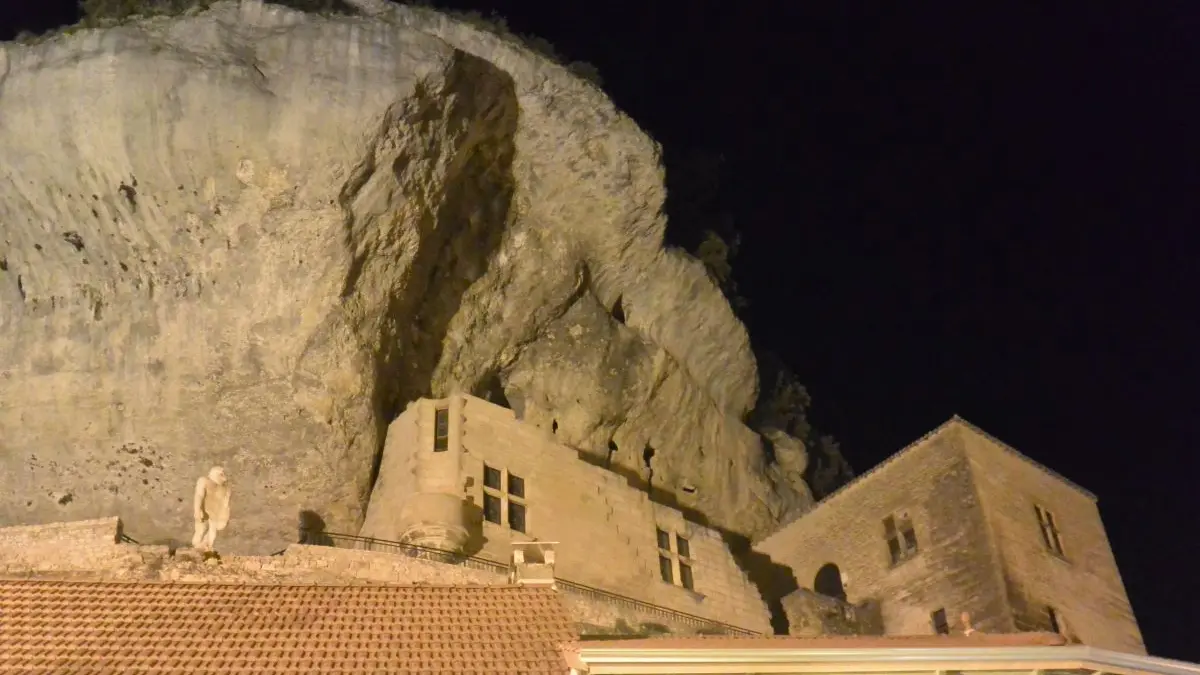 22-falaises-eyzies-nuit