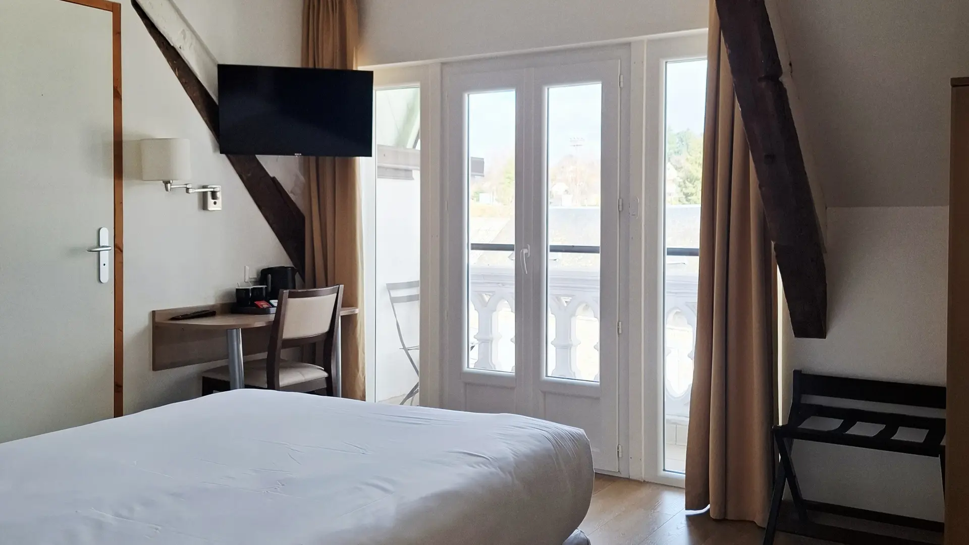 25 lit tv balcon vue porte