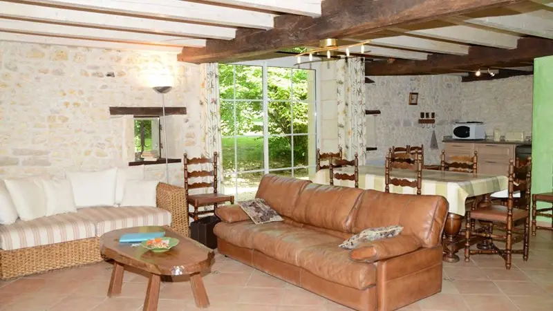 3-Gite-le-chai-B-B-La-sauvageonne-saint-palais-Salon-Chai--2--800-600