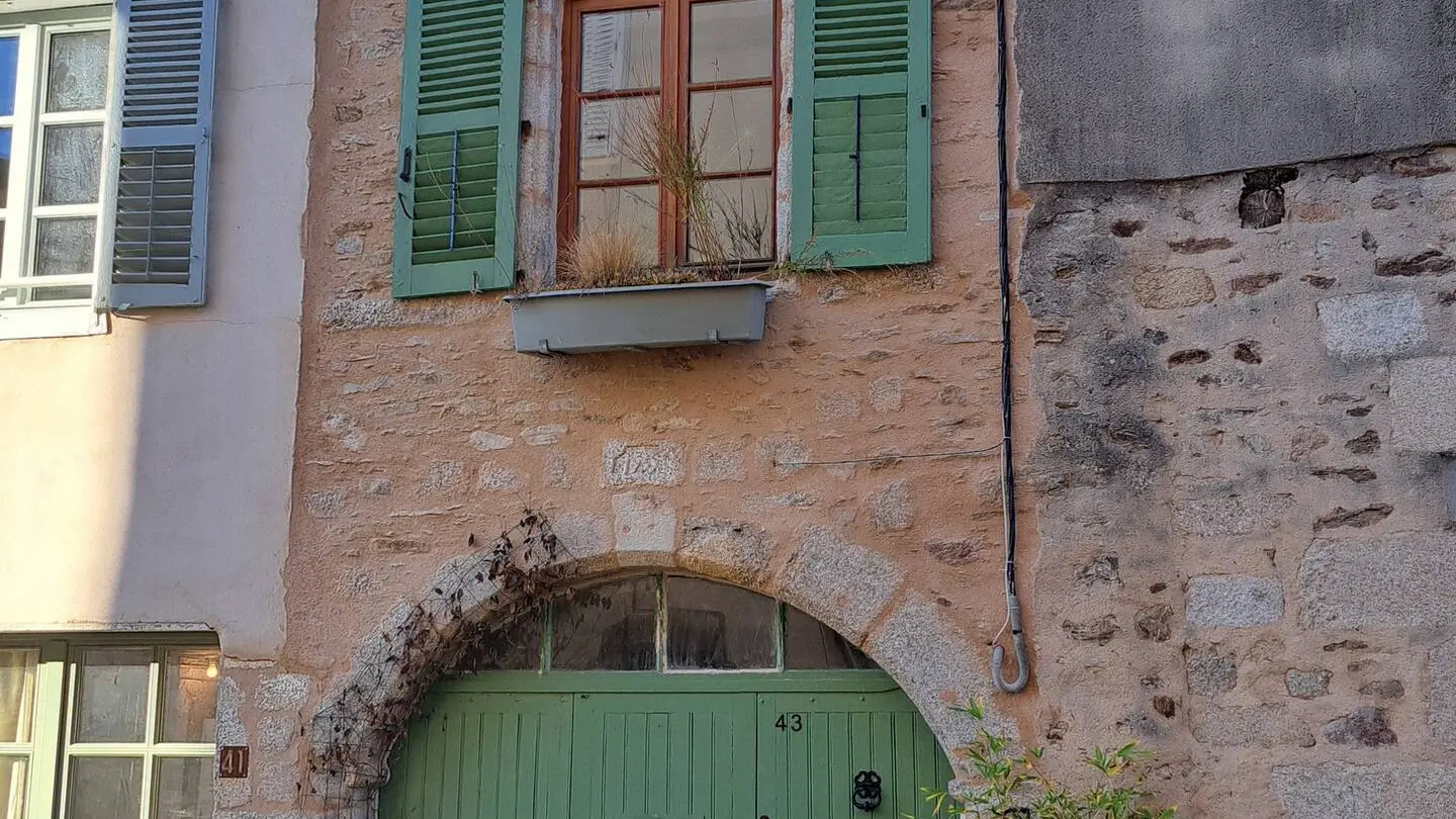 Maison Atypique Médiévale - Façade