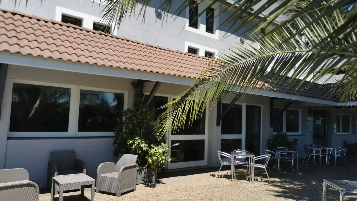 Brit Hôtel - Lons - terrasse