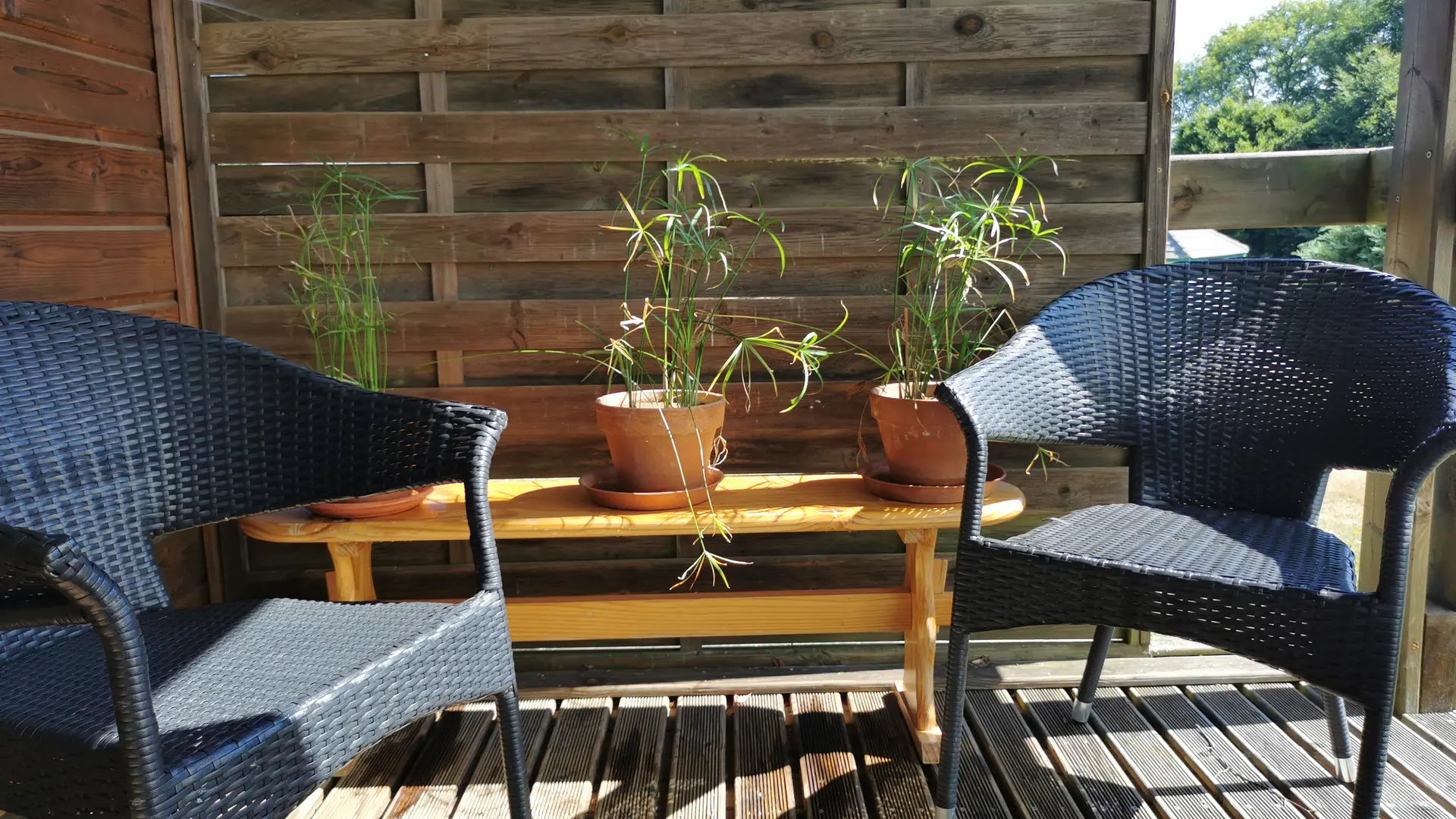 terrasse ensoleillée du chalet Ostrya