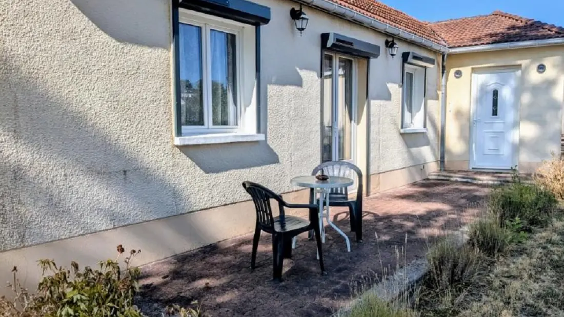 terrasse ext et entrée gite