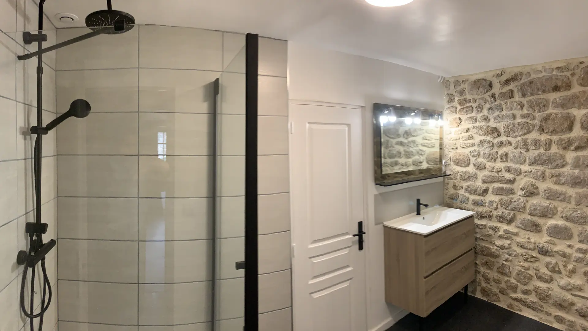 vacances-au-lac-de-saint-pardoux-salle-de-bain-1