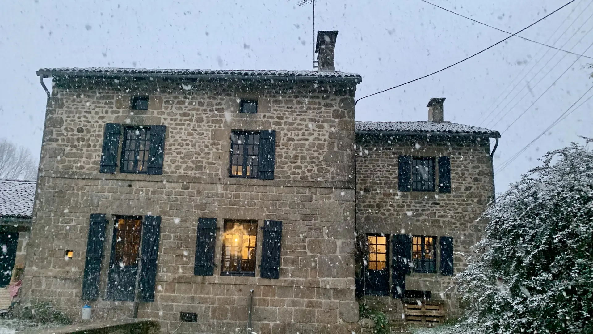 vacances-au-lac-de-saint-pardoux-gite-14-personnes-exterieur-maison-derriere-03