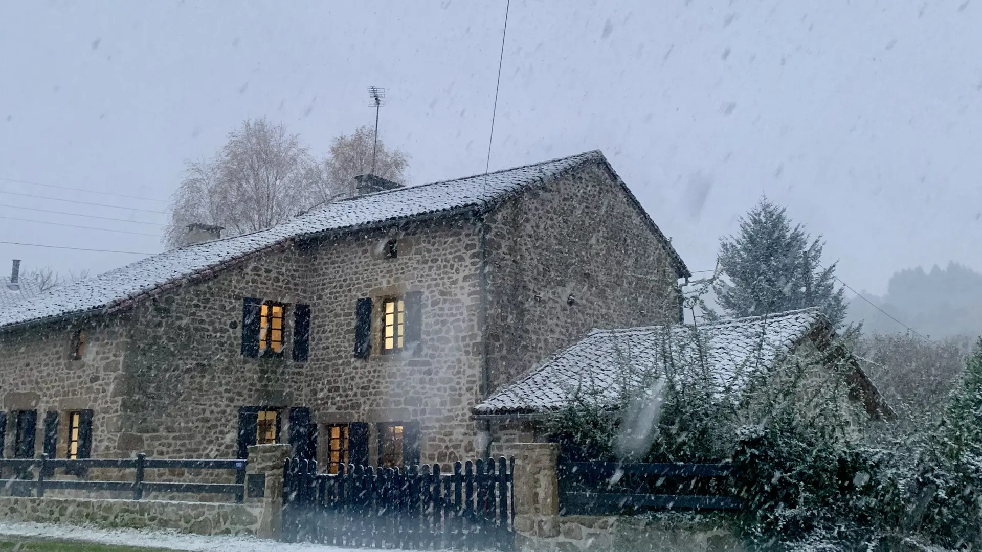 vacances-au-lac-de-saint-pardoux-gite-14-personnes-exterieur-maison-devant-08