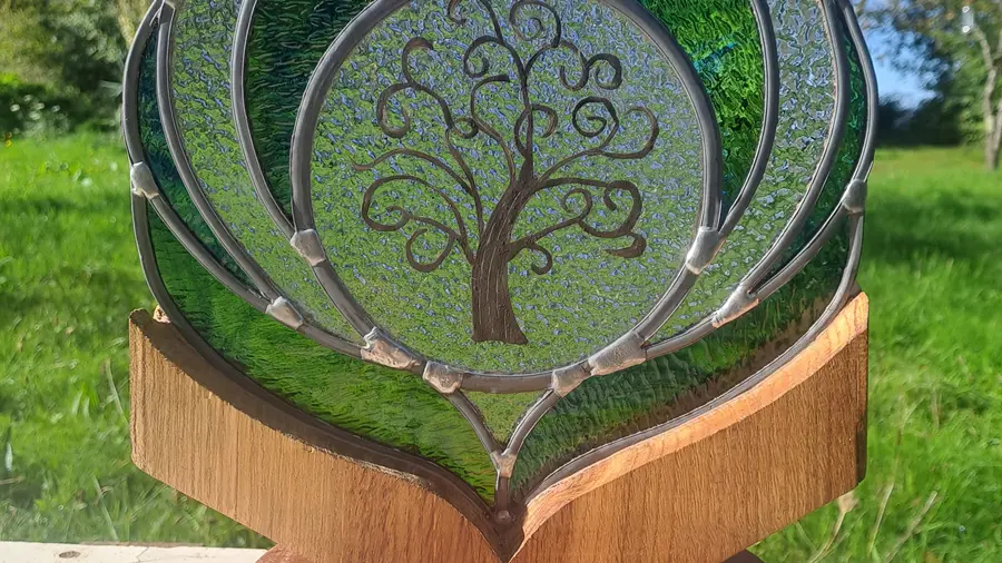 vitraux enchâssé dans une pièce en bois 2