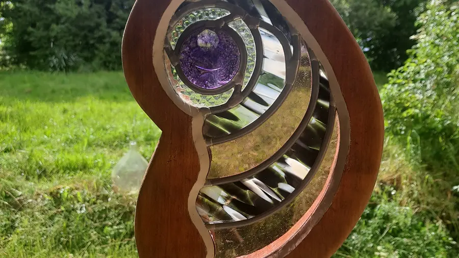 vitraux enchâssé dans une pièce en bois à suspendre 1