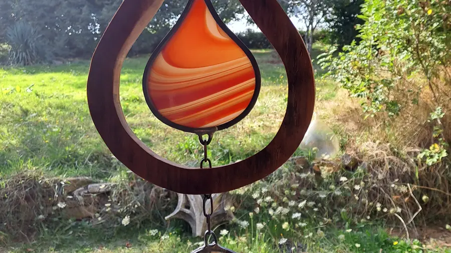 vitraux enchâssé dans une pièce en bois à suspendre 3