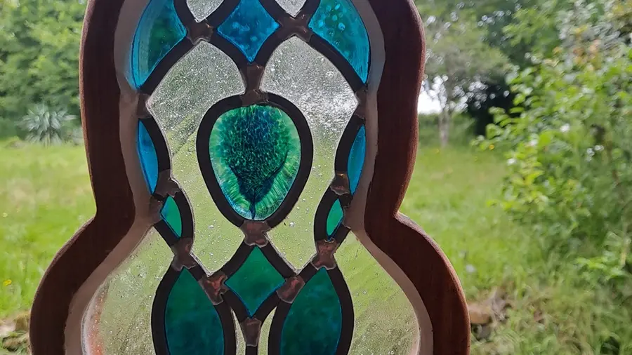 vitraux enchâssé dans une pièce en bois à suspendre