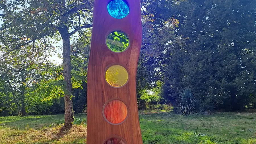 vitraux enchâssé dans une pièce en bois