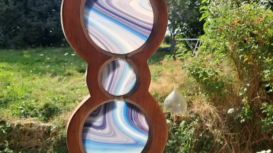 vitraux enchâssé dans une pièces en bois à suspendre 2