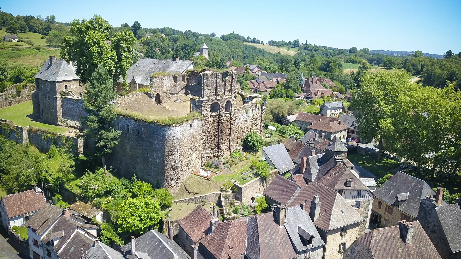 vue aérienne château ségur le château