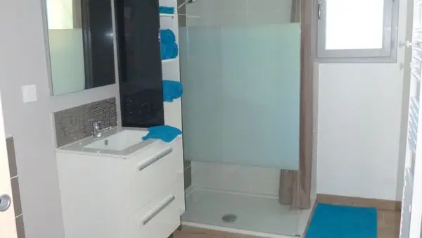 _Salle de bain_Meublé de tourisme Domaine des hameaux du lac A-droite