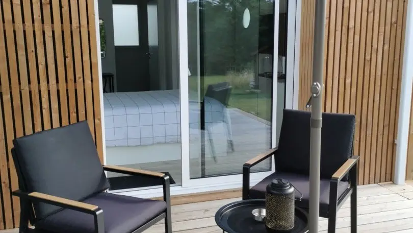 A l'orée des acacias chambre d'hôtes terrasse salon de jardin ©Préjean Tharaud