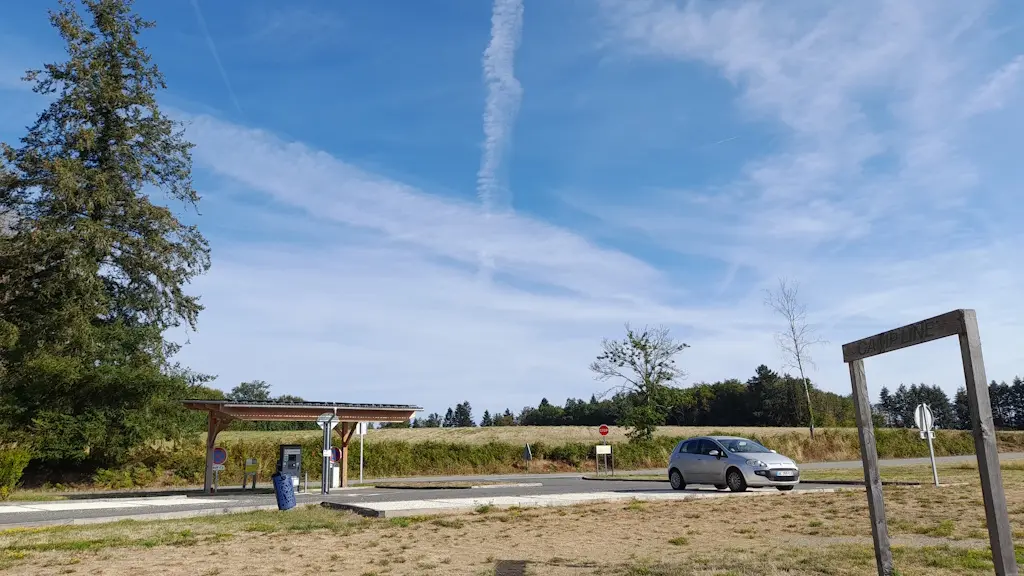 Aire de covoiturage recharge de véhicule électrique et pique-nique à Champnétery