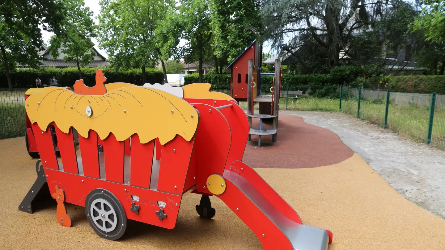 Aire de jeux François Villon 01 - Pau Pyrénées Tourisme