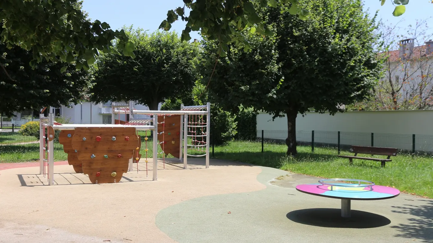 Aire de jeux avenue de la Paix Gelos 02 - Pau Pyrénées Tourisme