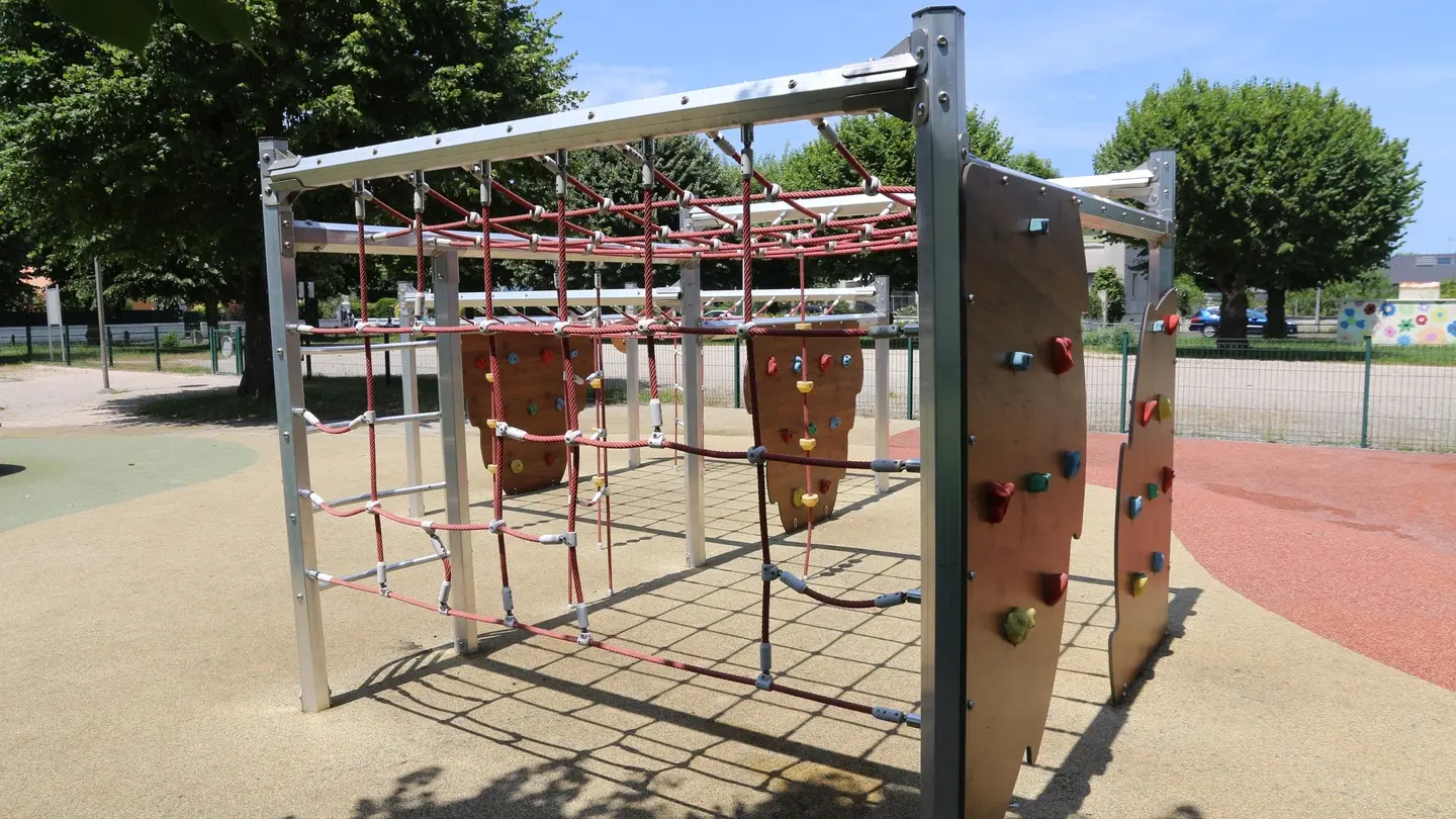 Aire de jeux avenue de la Paix Gelos 05 - Pau Pyrénées Tourisme