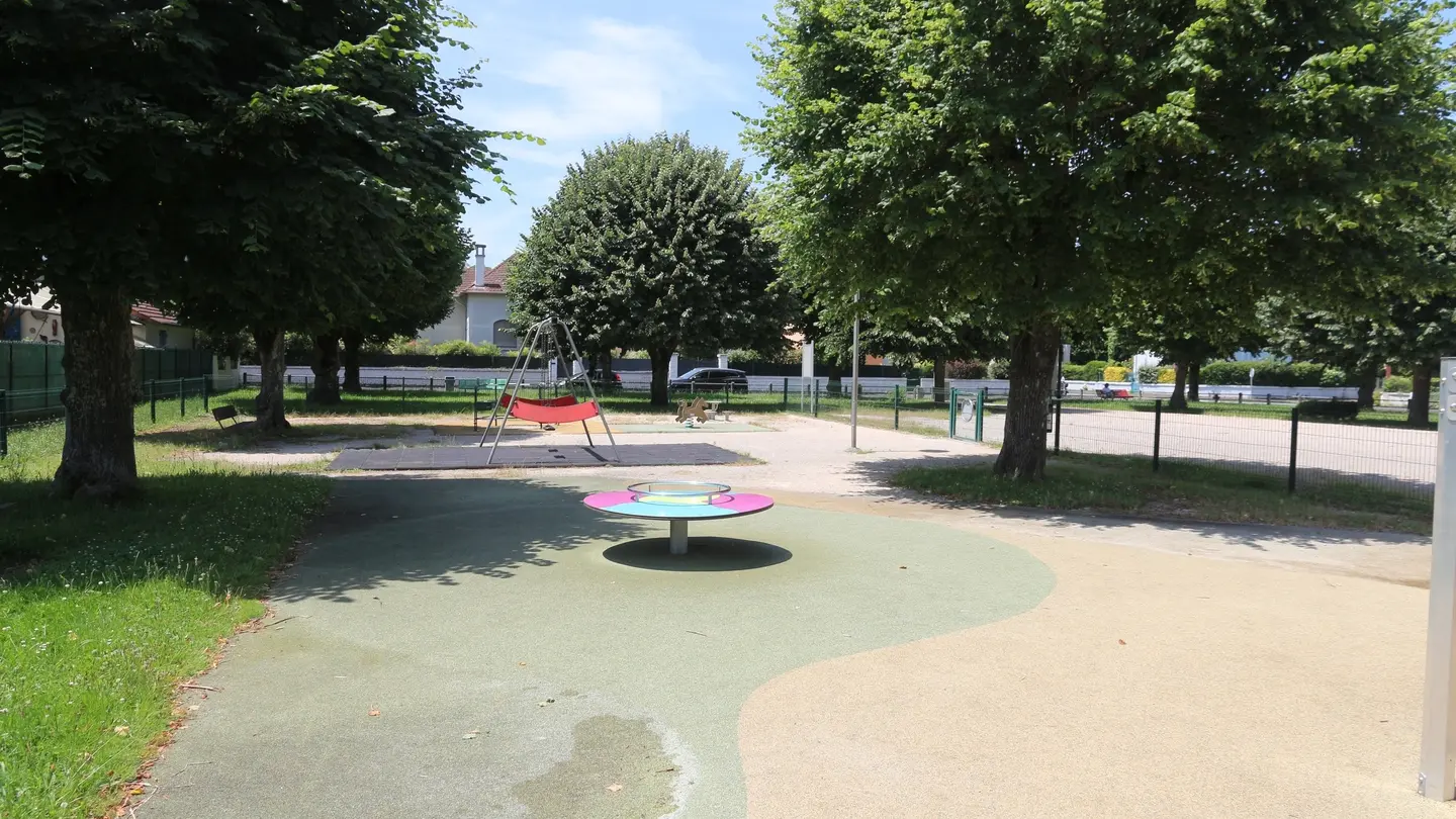 Aire de jeux avenue de la Paix Gelos 06 - Pau Pyrénées Tourisme