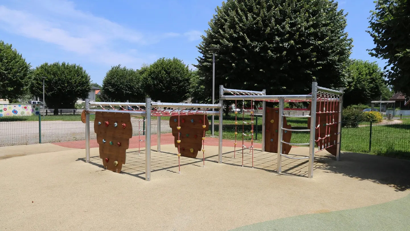 Aire de jeux avenue de la Paix Gelos 07 - Pau Pyrénées Tourisme