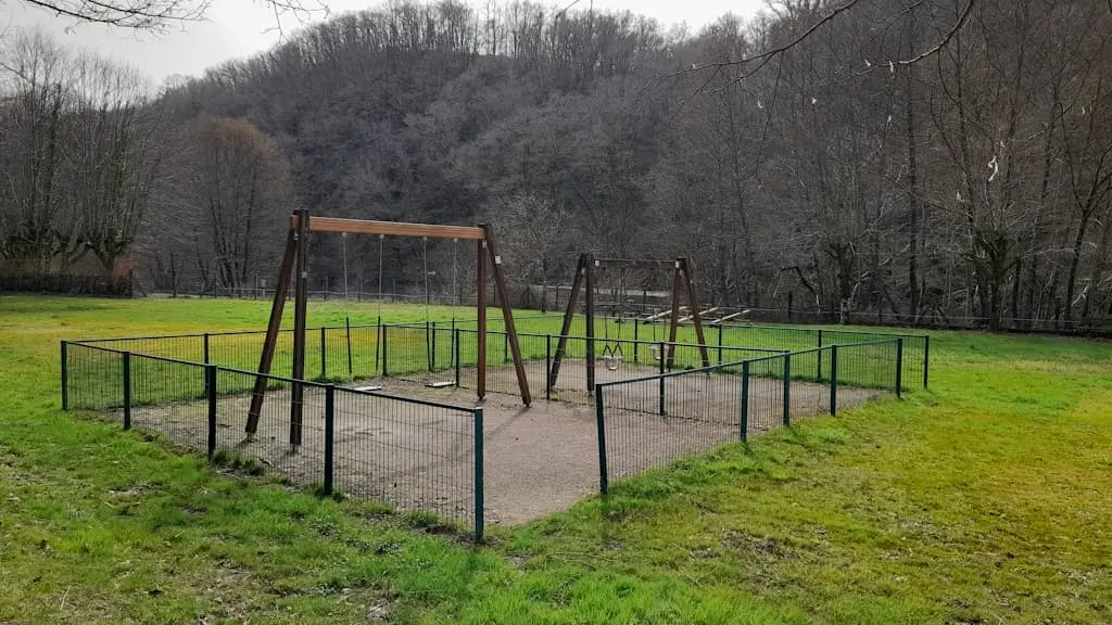 Aire de jeux pour les enfants à Beaufort à côté du camping municipal de Saint Léonard de Noblat labellisé pêche