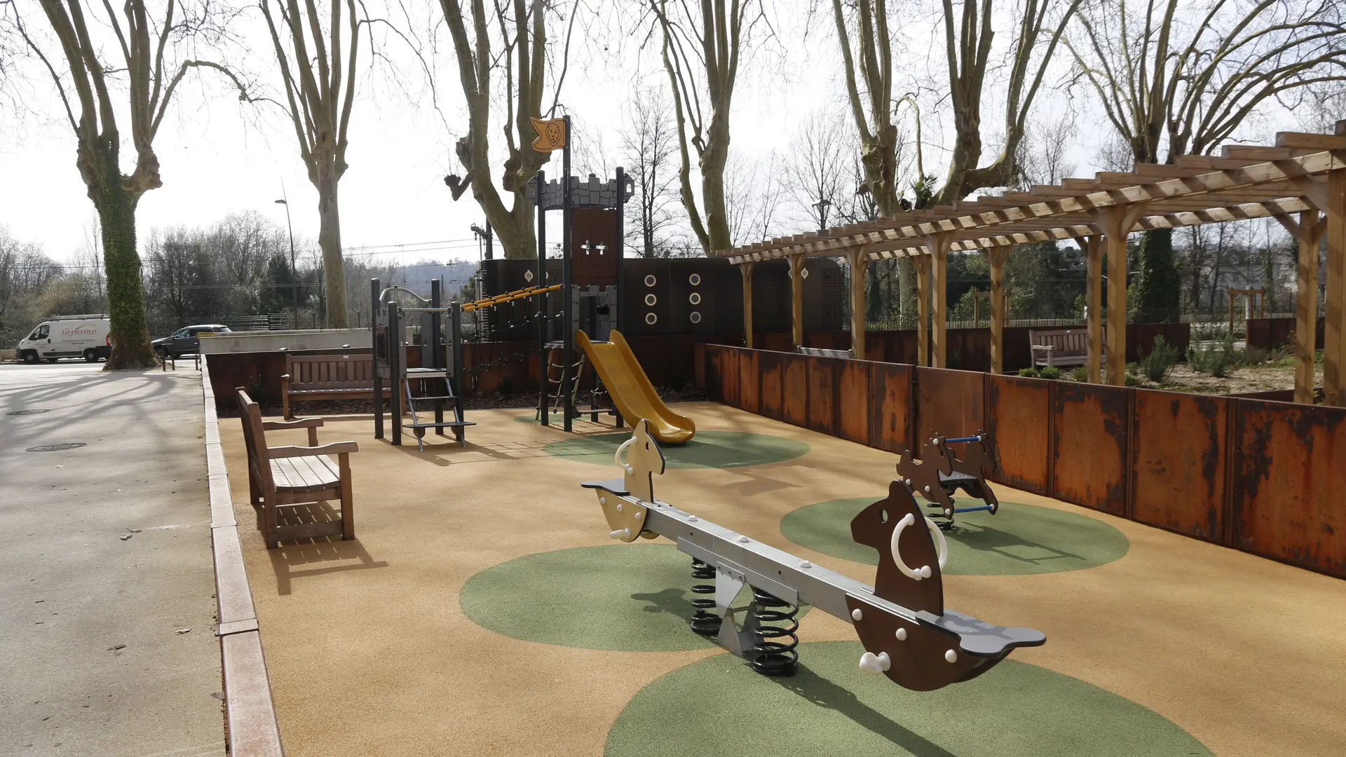 Aire de jeux place monnaie  01 - Pau Pyrénées Tourisme - PL